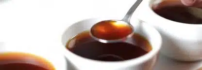 Cupping av svart kaffe